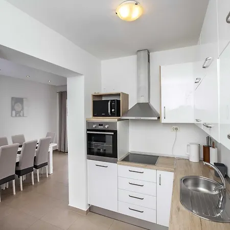 Andelka With Swimming Pool Apartamento Split