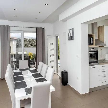 Andelka With Swimming Pool 스플리트