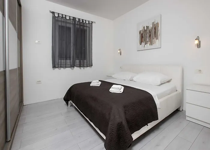 Andelka With Swimming Pool Apartment